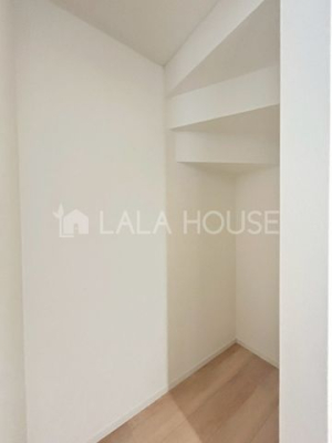 ���[ ��Ƃ肠��L�b�`�����ɁA�l�C�̃p���g���[���[��ݒu�B�Ɠd��H�i�̕ۊǂɕ֗��ł��B�①�ɂ��B���̂Ő��������}�����X�b�L�������L�b�`���Ɂ�