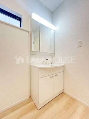 ���ʑ�E���ʏ� ����������X�^�C���b�V���ȃf�U�C���̐��ʉ��ϑ�