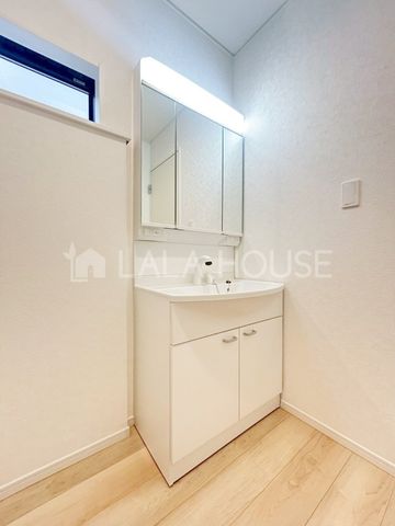 ���ʑ�E���ʏ� ����������X�^�C���b�V���ȃf�U�C���̐��ʉ��ϑ�