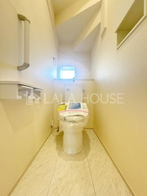 �g�C�� �g�C���ɂ͉��K�ȉ������֍��t��