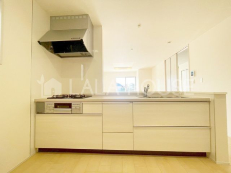 �L�b�`�� �l�C�̑Ζʎ��L�b�`���ŉƑ��̉�b���؂ɏo���܂�