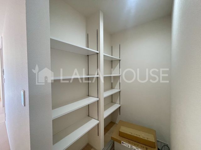 ���[ ��Ƃ肠��L�b�`�����ɁA�l�C�̃p���g���[���[��ݒu�B�Ɠd��H�i�̕ۊǂɕ֗��ł��B���������}�����X�b�L�������L�b�`���Ɂ�