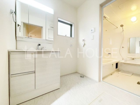 ���ʑ�E���ʏ� ����������X�^�C���b�V���ȃf�U�C���̐��ʉ��ϑ�