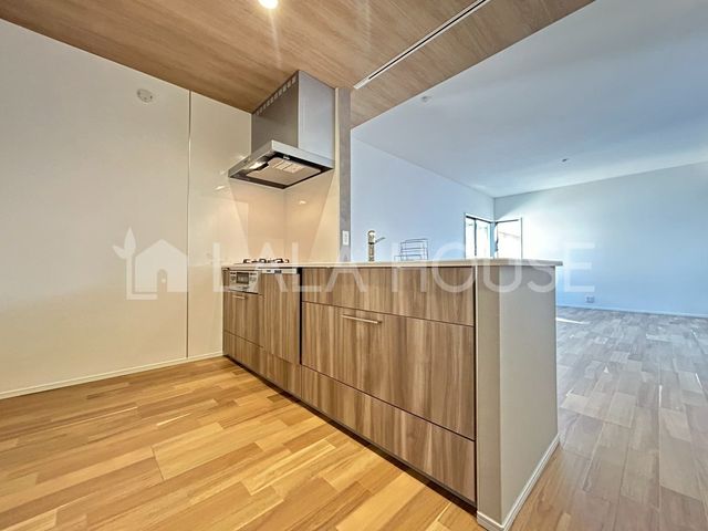 �L�b�`�� ���r���O�S�̂����n����ΖʃL�b�`�����V����ؖڒ��ŗ����������L�b�`���X�y�[�X�ł���