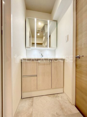 ���ʑ�E���ʏ� 3�ʃ~���[�̌��͎��[�X�y�[�X�������B�������̂�����͉̂B���āA�X�b�L���V���v���Ȑ��ʑ�ɁI