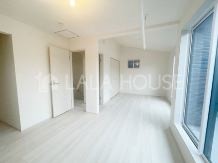 ���̑����� �������ǂ������Ƃ���1������2�̕����ɃA�����W�ł���t���L�V�u�����[���i10.50���j���Ԏd�ؕǍH���͗L���ƂȂ�܂��B