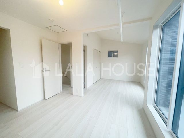 ���̑����� �������ǂ������Ƃ���1������2�̕����ɃA�����W�ł���t���L�V�u�����[���i10.50���j���Ԏd�ؕǍH���͗L���ƂȂ�܂��B