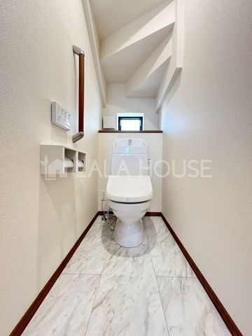 �g�C�� �g�C���ɂ͉��K�ȉ������֍��t��