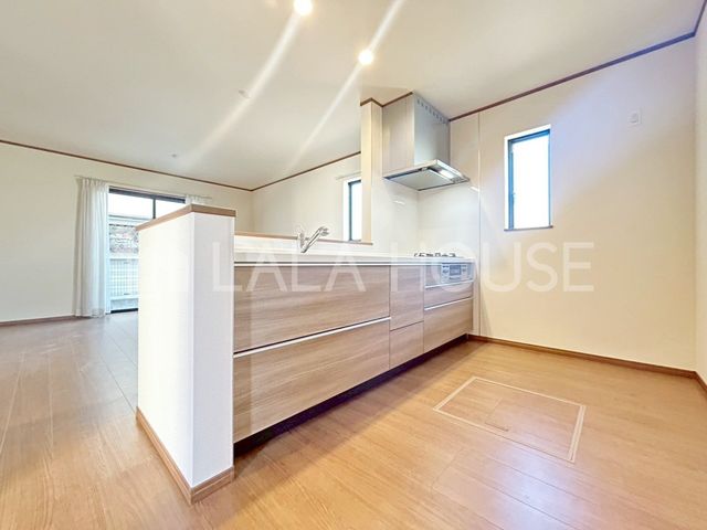 �L�b�`�� �����������Ƒ��ƌq����Ζʎ��L�b�`����