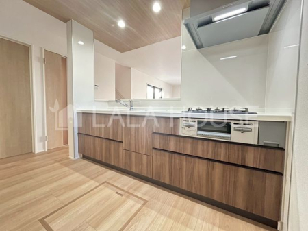 �L�b�`�� �����������Ƒ��ƌq����Ζʎ��L�b�`����