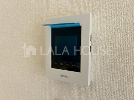 ���̑����� ���j�^�[�t���C���^�[�t�H���F���j�^�[�t���ł���΁A���ΑO�ɑ���̎p���m�F�ł���̂ŁA�s�R�҂̐N����h������A���������U��������肷�邱�Ƃ��\�ł��B