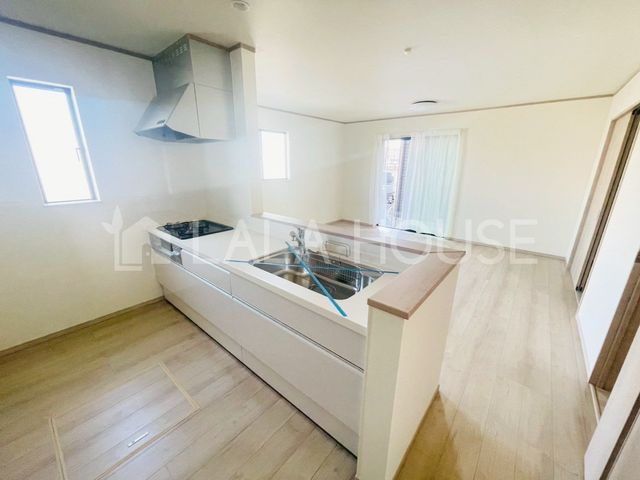 �L�b�`�� �����������Ƒ��ƌq����Ζʎ��L�b�`����