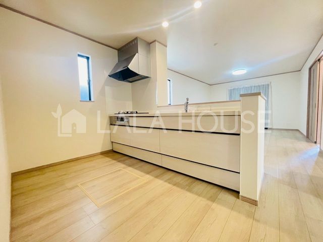 �L�b�`�� �����������Ƒ��ƌq����Ζʎ��L�b�`����