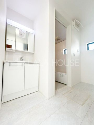 ���ʑ�E���ʏ� ����������X�^�C���b�V���ȃf�U�C���̐��ʉ��ϑ�