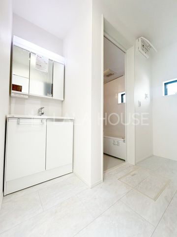 ���ʑ�E���ʏ� ����������X�^�C���b�V���ȃf�U�C���̐��ʉ��ϑ�