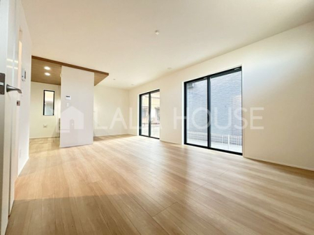 ���r���O -