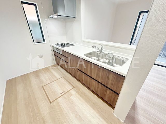 �L�b�`�� �����������Ƒ��ƌq����Ζʎ��L�b�`����