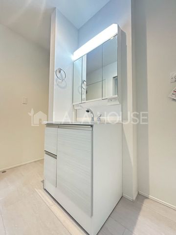 ���ʑ�E���ʏ� ����������X�^�C���b�V���ȃf�U�C���̐��ʉ��ϑ�