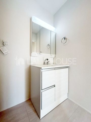 ���ʑ�E���ʏ� ����������X�^�C���b�V���ȃf�U�C���̐��ʉ��ϑ�