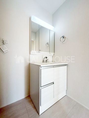 ���ʑ�E���ʏ� ����������X�^�C���b�V���ȃf�U�C���̐��ʉ��ϑ�