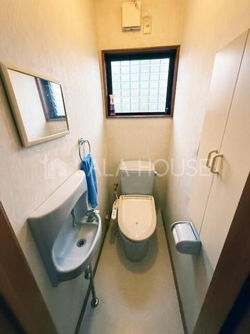 �g�C�� �g�C���ɂ͉��K�ȉ������֍��E��􂢐��ʕt��