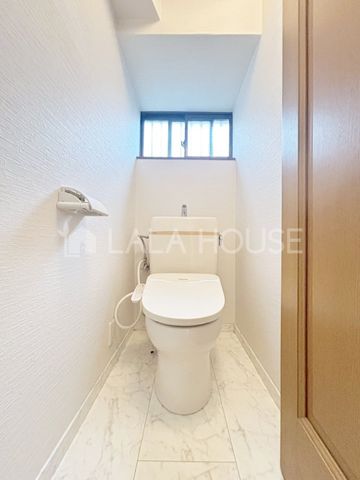 �g�C�� �g�C���ɂ͉��K�ȉ������֍��t��