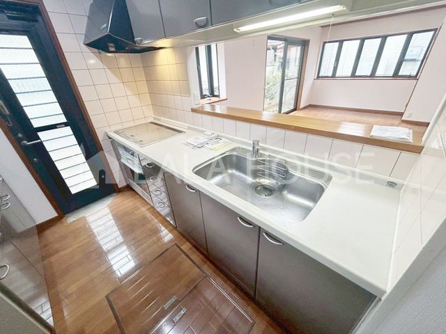 �L�b�`�� �����������Ƒ��ƌq����Ζʎ��L�b�`����