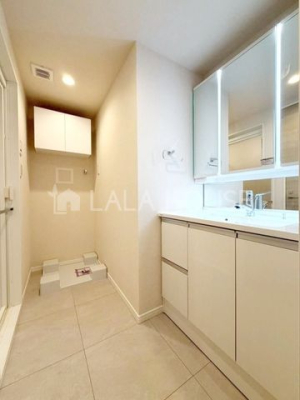 ���ʑ�E���ʏ� 3�ʃ~���[�̌��͎��[�X�y�[�X�������B�������̂�����͉̂B���āA�X�b�L���V���v���Ȑ��ʑ�ɁI