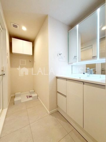 ���ʑ�E���ʏ� 3�ʃ~���[�̌��͎��[�X�y�[�X�������B�������̂�����͉̂B���āA�X�b�L���V���v���Ȑ��ʑ�ɁI