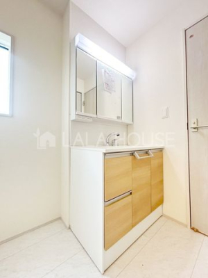 ���ʑ�E���ʏ� ����������X�^�C���b�V���ȃf�U�C���̐��ʉ��ϑ�