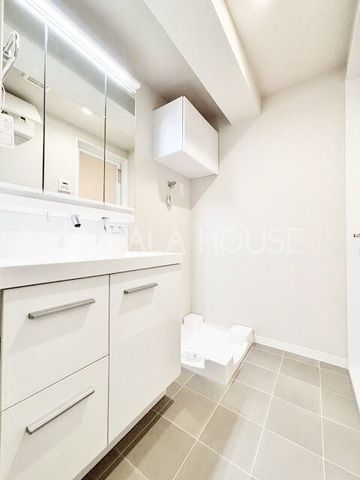 ���ʑ�E���ʏ� 3�ʃ~���[�̌��͎��[�X�y�[�X�������B�������̂�����͉̂B���āA�X�b�L���V���v���Ȑ��ʑ�ɁI