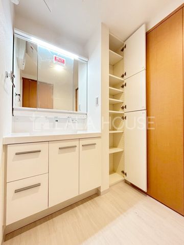 ���ʑ�E���ʏ� 3�ʃ~���[�̌��͎��[�X�y�[�X�������B���[�I������B�������̂�����͉̂B���āA�X�b�L���V���v���Ȑ��ʑ�ɁI