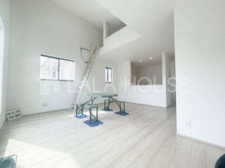 ���r���O �k�c�j��16���̐L�т₩�ȋ�ԁ����t�g�t����