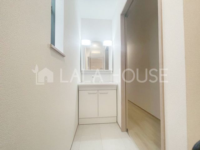 ���ʑ�E���ʏ� ����������X�^�C���b�V���ȃf�U�C���̐��ʉ��ϑ�