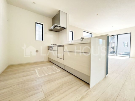 �L�b�`�� �����������Ƒ��ƌq����Ζʎ��L�b�`����