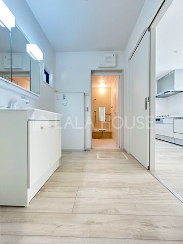 ���ʑ�E���ʏ� ����������X�^�C���b�V���ȃf�U�C���̐��ʉ��ϑ��L�b�`�����ɐ��ʎ������萅���̓����ɔz�������g������̂悢�Ԏ��ł���