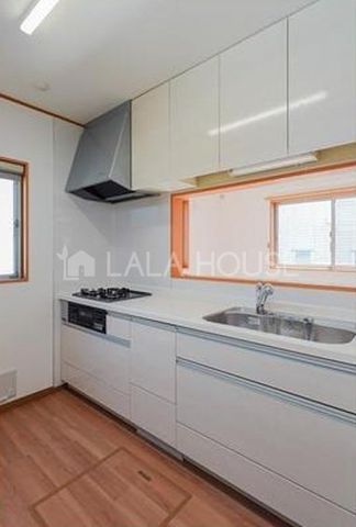 �L�b�`�� �����������Ƒ��ƌq����Ζʎ��L�b�`����