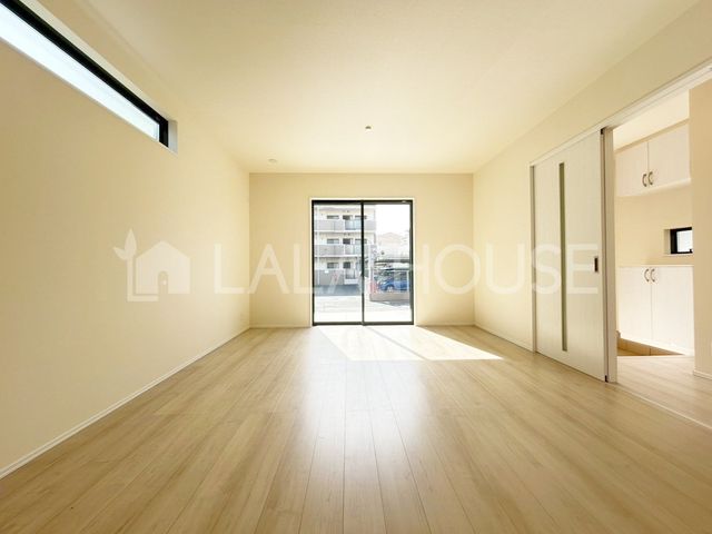 ���r���O -