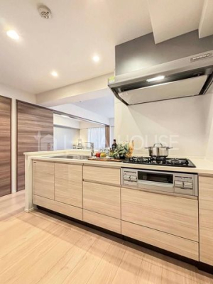 �L�b�`�� �����������Ƒ��ƌq����Ζʎ��L�b�`����