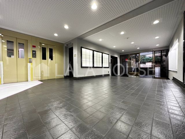 �G���g�����X �I�[�g���b�N�t�����L���ւŕs�R�҂��V���b�g�A�E�g�I���q���܂̂�����Ԃɂ����S�ł���