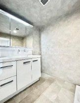 ���ʑ�E���ʏ� 3�ʃ~���[�̌��͎��[�X�y�[�X�������B�������̂�����͉̂B���āA�X�b�L���V���v���Ȑ��ʑ�ɁI