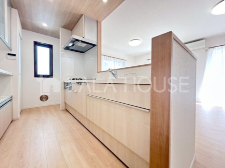 �L�b�`�� �����������Ƒ��ƌq����Ζʎ��L�b�`����