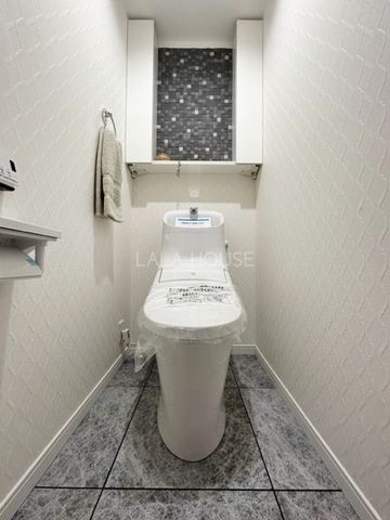 トイレ 湿度を調整してくれるエコカラットを使用♪おしゃれだけではなく快適な空間になります