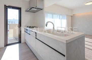 �L�b�`�� �����������Ƒ��ƌq����Ζʎ��L�b�`����