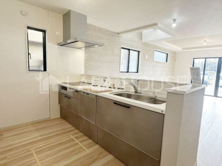 �L�b�`�� �����������Ƒ��ƌq����Ζʎ��L�b�`����