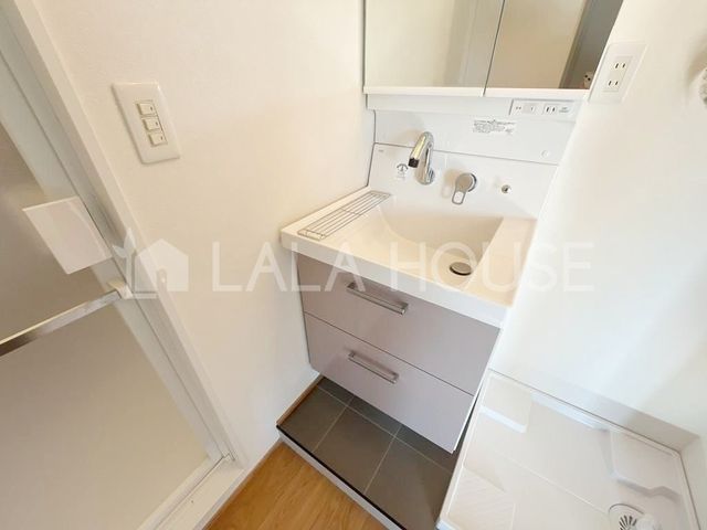 ���ʑ�E���ʏ� ����������X�^�C���b�V���ȃf�U�C���̐��ʉ��ϑ�