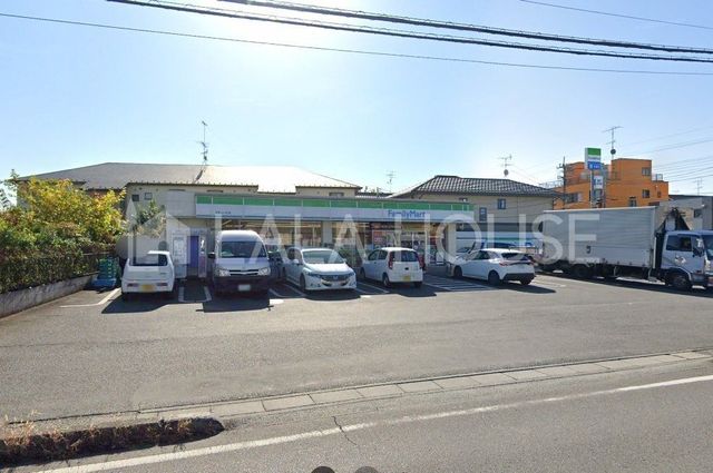 ���ӊ� �t�@�~���[�}�[�g��{�㏬���X �k��10���B 740m