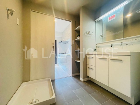 ���ʑ�E���ʏ� ����������X�^�C���b�V���ȃf�U�C���̐��ʉ��ϑ�􁦎ʐ^��2025�N3�����t�H�[��������O�̎ʐ^�ł��B