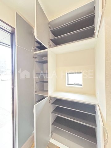 ���[ �V���[�Y�N���[�[�b�g�ŉƑ��S�����X�b�L���ЂÂ����܂���