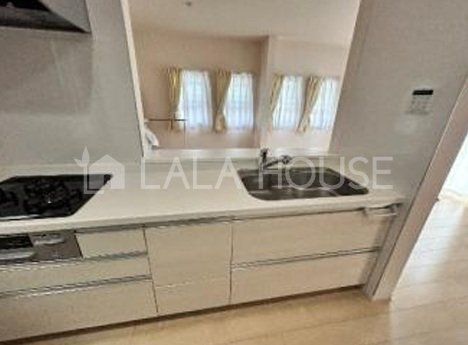 �L�b�`�� �����������Ƒ��ƌq����Ζʎ��L�b�`����